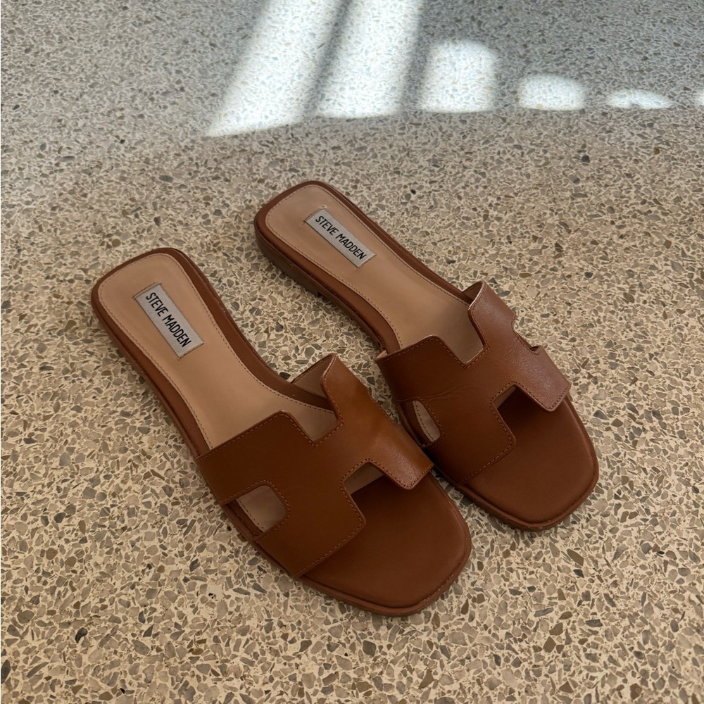 STEVE MADDEN HAYDEN COGNAC SANDALS